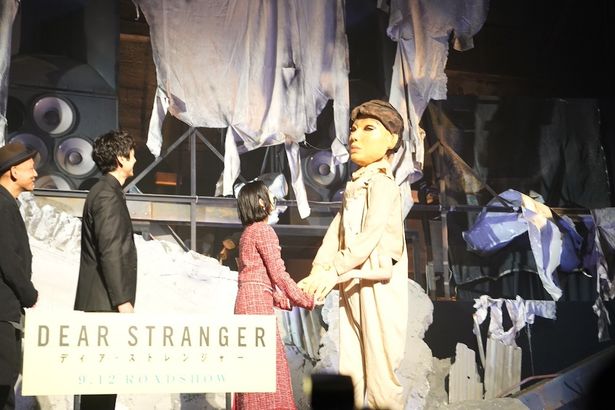 【写真を見る】劇中に登場する人形も会見に登場。人形の手を引くグイ・ルンメイとその様子を見つめる西島秀俊、真利子哲也監督