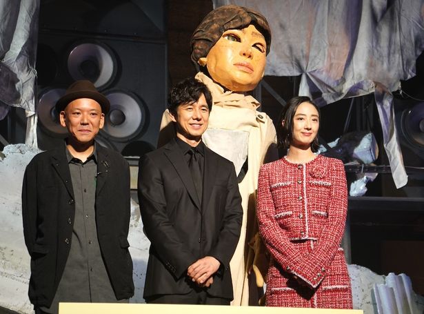 本作には廃墟、人形劇などが登場する