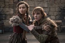 ヒック役のメイソン・テムズとアスティ役のニコ・パーカー