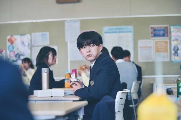 【写真を見る】長尾謙杜演じる宮嶺の等身大の表情が切り取られた場面写真