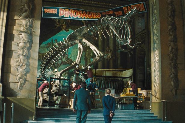 博物館の垂れ幕など『ジュラシック・パーク』を思わせる演出も