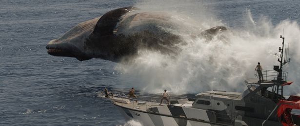 【写真を見る】『ジョーズ』の恐怖を彷彿とさせるモササウルスが水中から突然襲いかかるシーン
