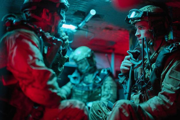【写真を見る】JTAC(統合末端攻撃統制官)の軍曹キニーをリアム・ヘムズワースが演じる