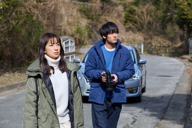 【写真を見る】千紘と小沢は、様々な謎の真実を見つけるためある場所へ向かう