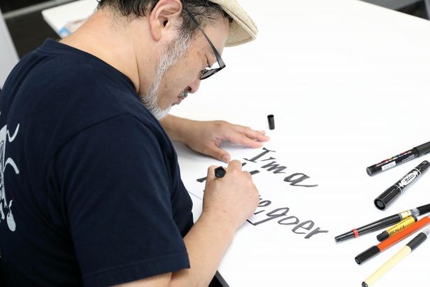 【写真を見る】直筆メッセージをクレヨンで書き下ろした白石晃士監督