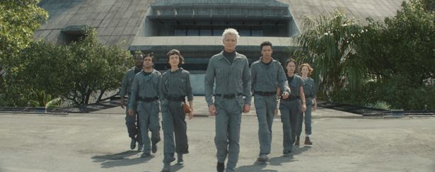 ハイブリッドによるチームで宇宙船の墜落現場に向かう