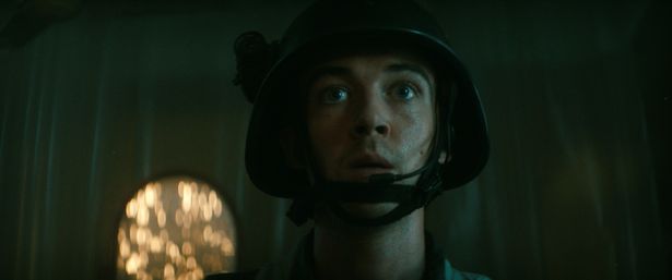 目を見開く1人の軍人、恐怖と絶望のなか目撃したものとはいったい…