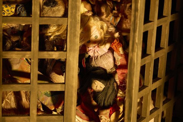 無数の人形が押し込められた祠(『近畿地方のある場所について』)