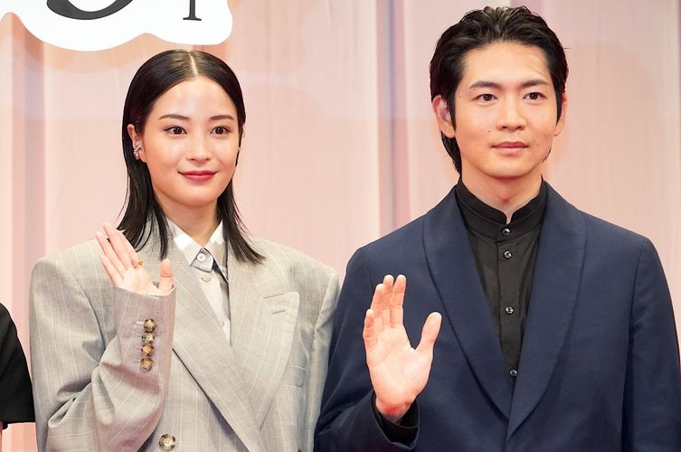 広瀬すず、『遠い山なみの光』で“夫”松下洸平のネクタイ結びに苦戦！松下は「一気に和みました」と笑顔