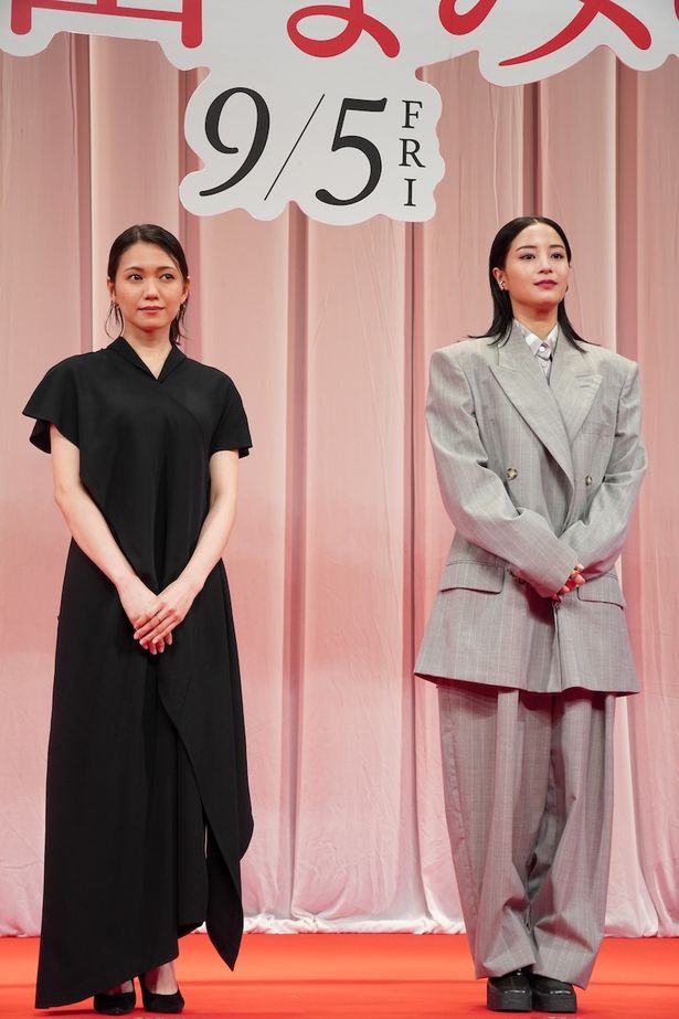 【写真を見る】広瀬すずはビッグシルエットのジャケット姿、二階堂ふみは黒のロングドレスで登場！
