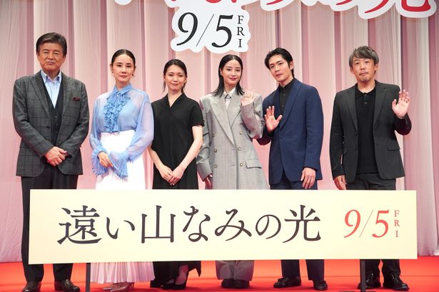 『遠い山なみの光』(9月5日公開)の完成披露舞台挨拶が行われた