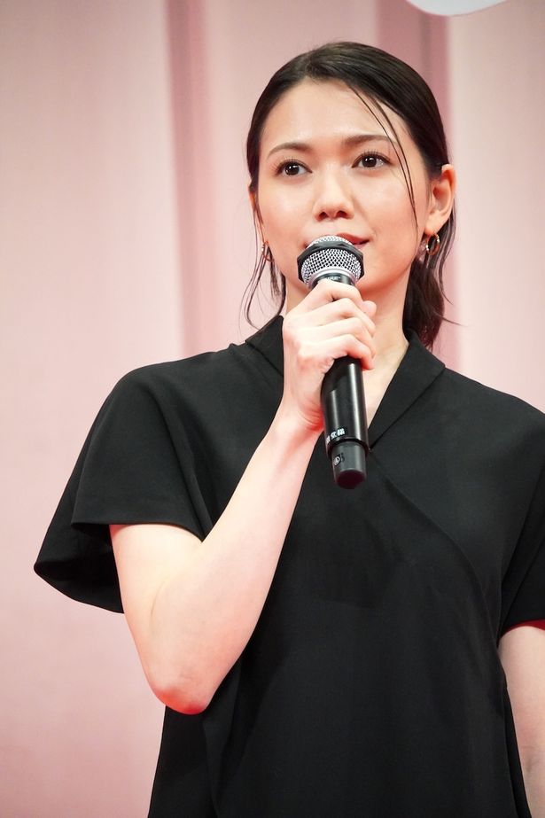 悦子が長崎で出会った不思議な女性、佐知子役を演じた二階堂ふみ