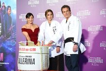 赤いドレス姿の角田夏実と、柔道着を着たアナ・デ・アルマス、レン・ワイズマン監督