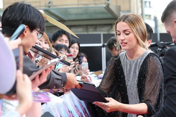 【写真を見る】レッドカーペットでは神ファンサで観客を喜ばせたアナ・デ・アルマス