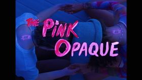 本作のカギとなる謎めいた深夜番組「ピンク・オペーク」の、エッジのきいた“オープニング映像”