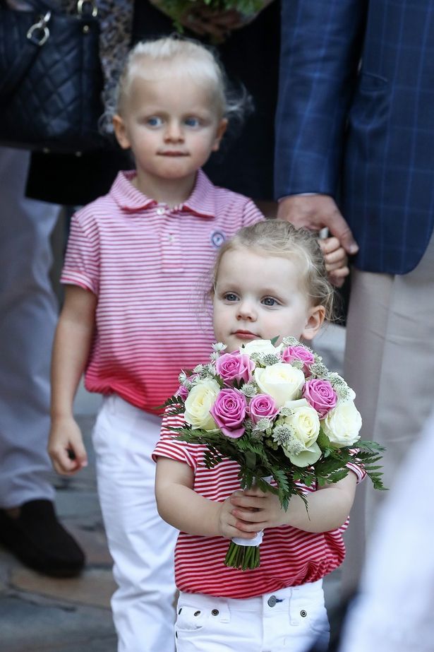 【写真を見る】ペアルックが超キュート！双子でも差がついてきた公子と公女