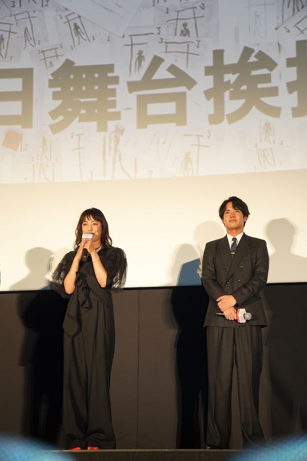 【写真を見る】ブラックコーデで登場した菅野美穂と赤楚衛二