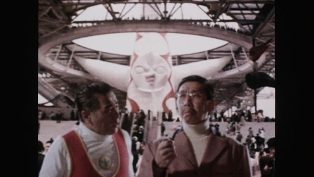 CBGをまとめる隊長(森野忠晋、左)と、奇獣やロボットに詳しい高津博士(ボブ・マーサム、右)