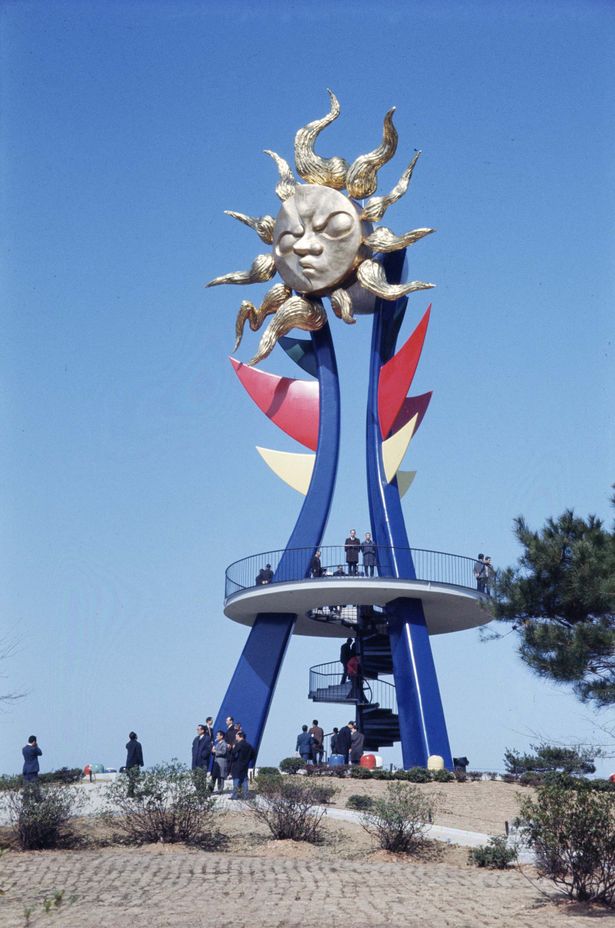 1969年、愛知県犬山市の日本モンキーパークに建造された若い太陽の塔