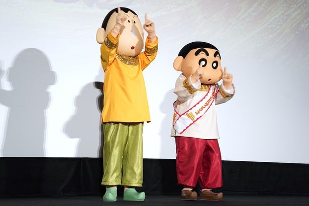 会場からのかけ声に手を振るしんのすけ&ボーちゃん