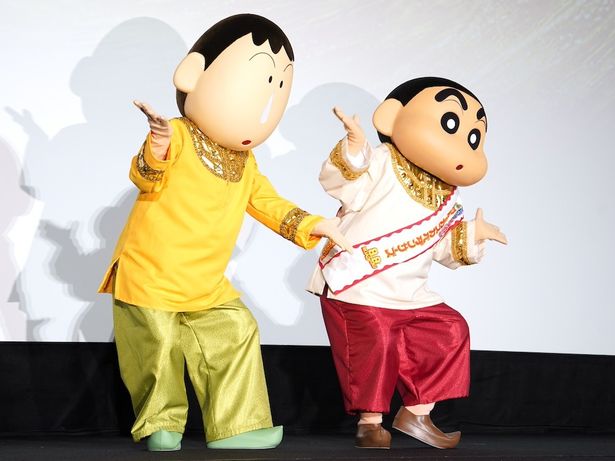 【写真を見る】息ぴったりのダンスを披露したしんのすけ＆ボーちゃん