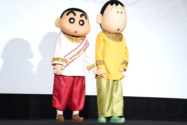仲良く手をつなぐしんのすけ＆ボーちゃん