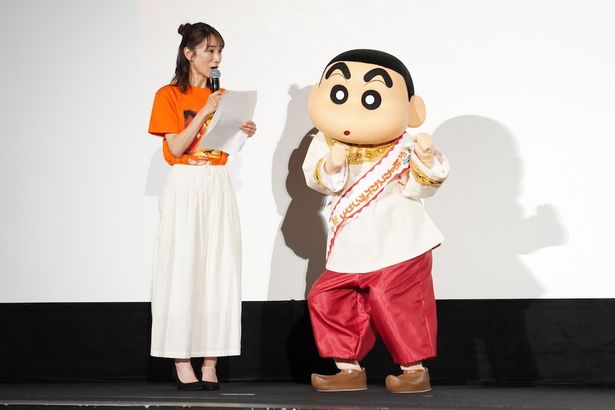 MCのテレビ朝日アナウンサー、堂真理子のもとへ駆け寄るしんのすけ