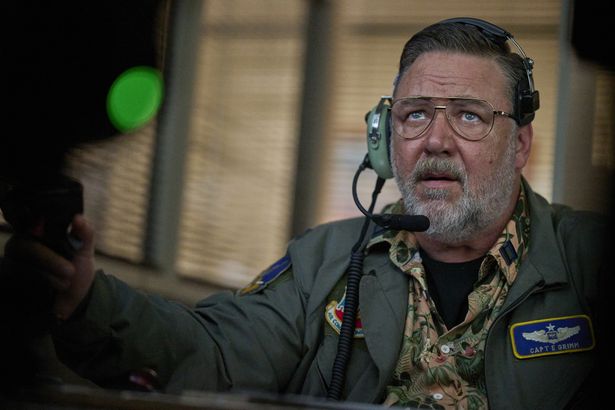 【写真を見る】エディ・グリム大尉を演じるのはラッセル・クロウ。戦うアクション俳優の印象が強いが、本作では着席しながら闘っている…！