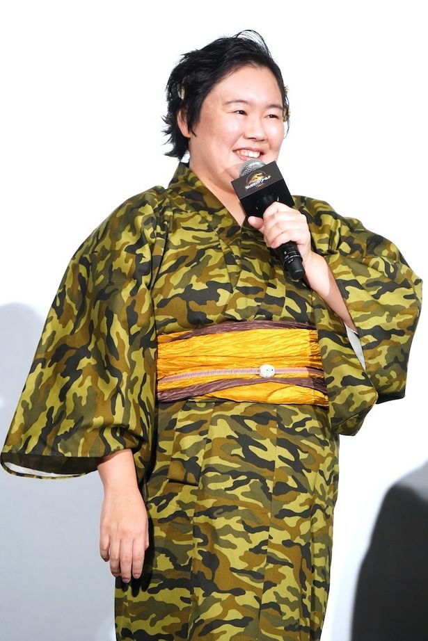 「たくさん写真を撮ってください！」とポーズを決める場面も