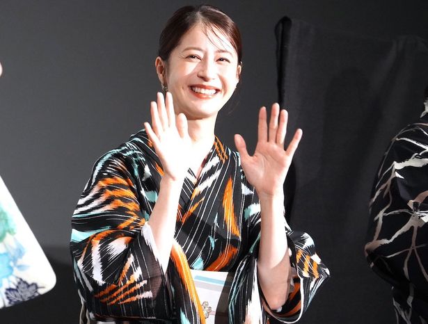 笑顔で手を振っていた