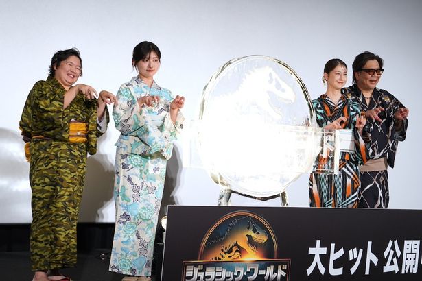 氷彫刻と一緒にフォトセッション