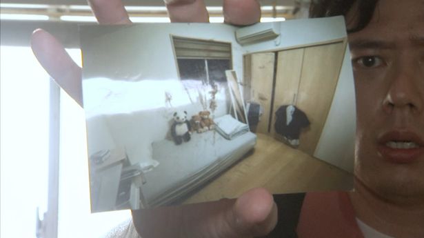 【写真を見る】ベッドにぬいぐるみが置かれた1枚の写真。一見、違和感があるようには思えないが…？