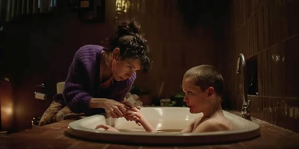 【写真を見る】不気味な子供を演じたジョナ・レン・フィリップスの演技も見ものな『Bring Her Back』