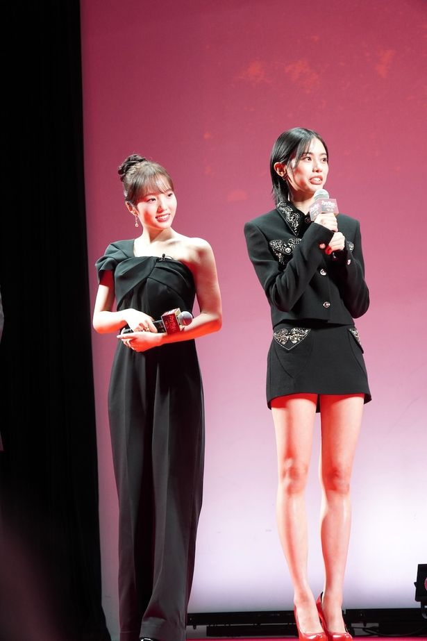 【写真を見る】安斉星来はミニドレスで美脚を披露、本田真凜はワンショルダーのパンツドレスで登場！