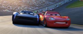 最新作『カーズ/クロスロード』ではマックィーンにまさかの引退勧告。生意気な次世代レーサー、ストームに勝てるのか？