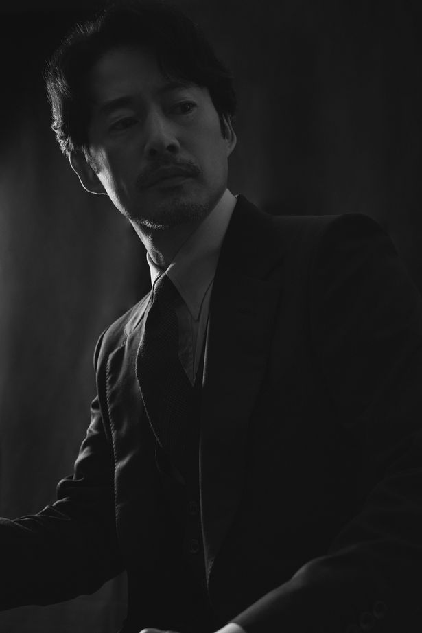 【写真を見る】渋さの頂点とも言えるかっこよさ…竹野内豊＆玉木宏をモノクロで捉えた撮り下ろし！