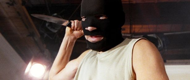 スナッフフィルムのいかがわしさを物語に落とし込んでいる点もお見事(『ミュート・ウィットネス』)