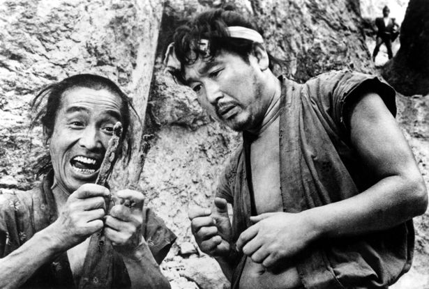 黒澤明監督の『隠し砦の三悪人』で農民の又七を演じた藤原釜足(画像左)