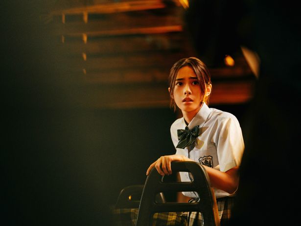 陸人の幼なじみで、快活な性格の岬(安斉星来)(『カラダ探し THE LAST NIGHT』)