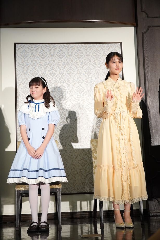 【写真を見る】原菜乃華＆マイカ ピュ、ティーパーティーにあわせたオシャレ衣装で登場！
