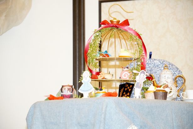 テーブルにかわいらしいお菓子が並んだ、ティーパーティー