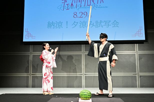 吉岡里帆、水上恒司がスイカ割りを楽しみ、会場は大盛況！