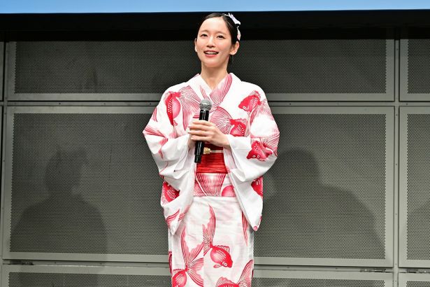 【写真を見る】金魚柄の浴衣で登壇した吉岡里帆に目が釘づけ！