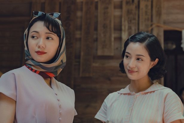 長崎時代の悦子を広瀬すず、佐知子を二階堂ふみが演じる