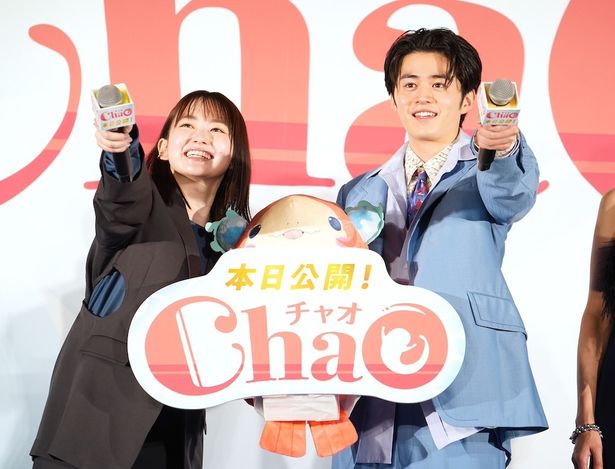 【写真を見る】「この夏は〜」「『ChaO〜！』」のかけ声でイベントを締めくくった鈴鹿央士＆山田杏奈