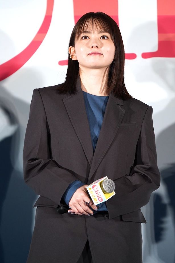 会場を見渡す山田