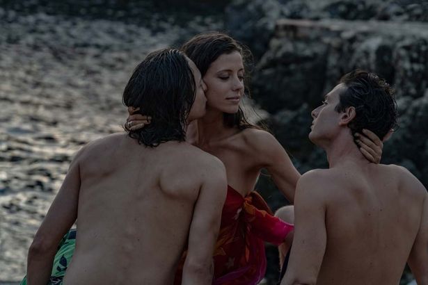 男たちはパルテノペに魅了され、彼女を勝手に神格化していく