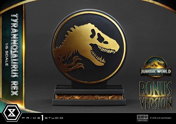 おなじみのロゴの付属もうれしい！(「レガシーミュージアムコレクション ジュラシック・ワールド／復活の大地 ティラノサウルス・レックス ボーナス日本／中国版 1/6 スケール」)