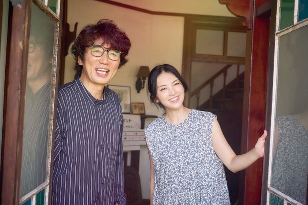 萌(當真あみ)の父親、康介(ユースケ)と母親の美代子(田中麗奈)