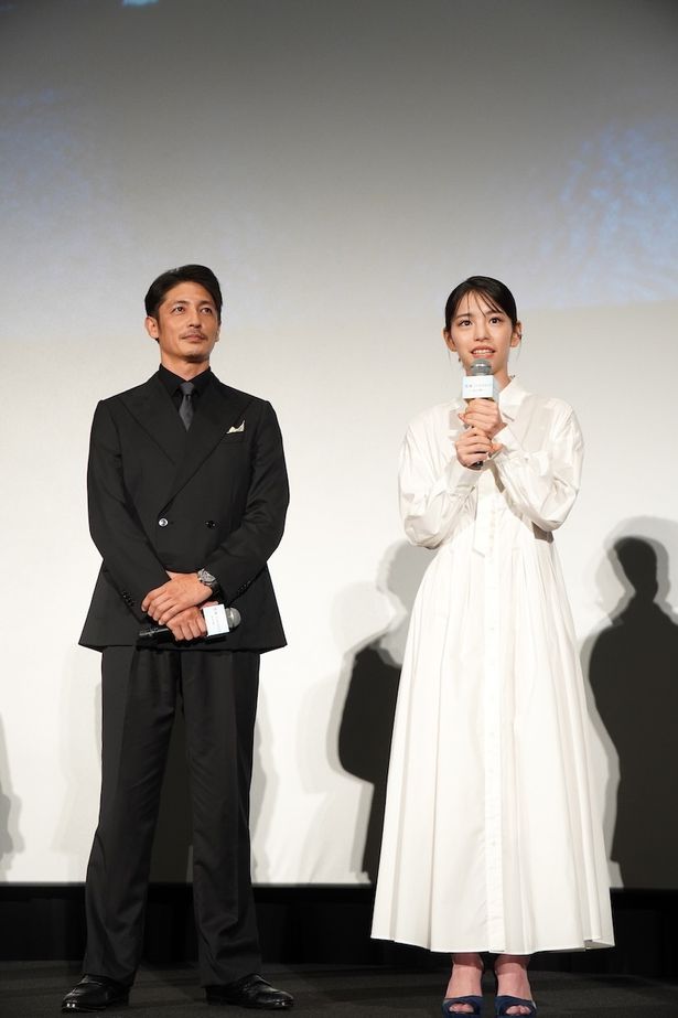 當真あみ、純白のワンピース姿で“兄”玉木宏と並んで笑顔！